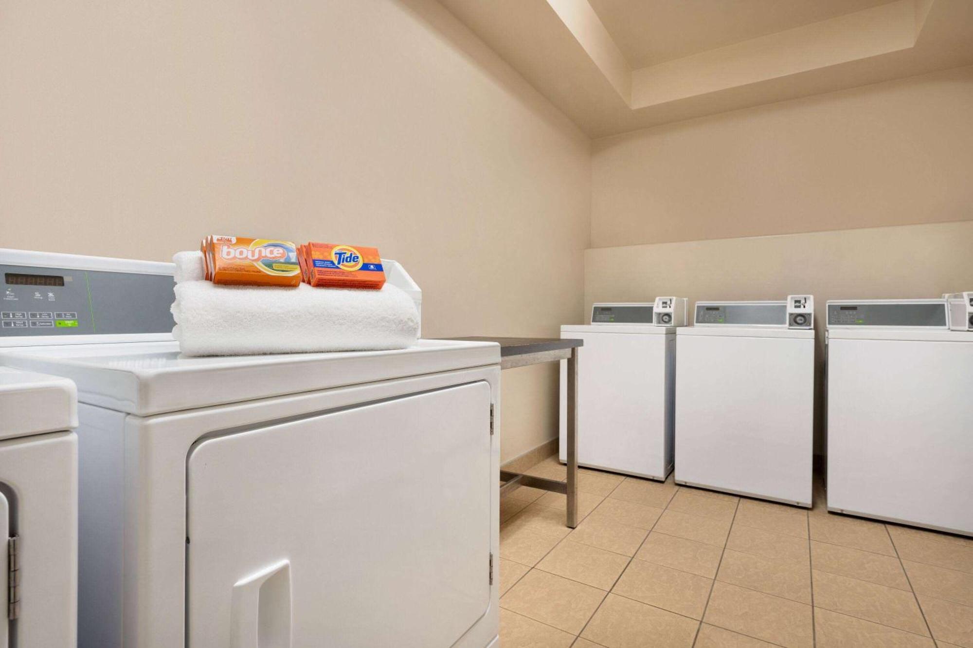 Days Inn & Suites By Wyndham Sherwood Park Edmonton Eksteriør billede